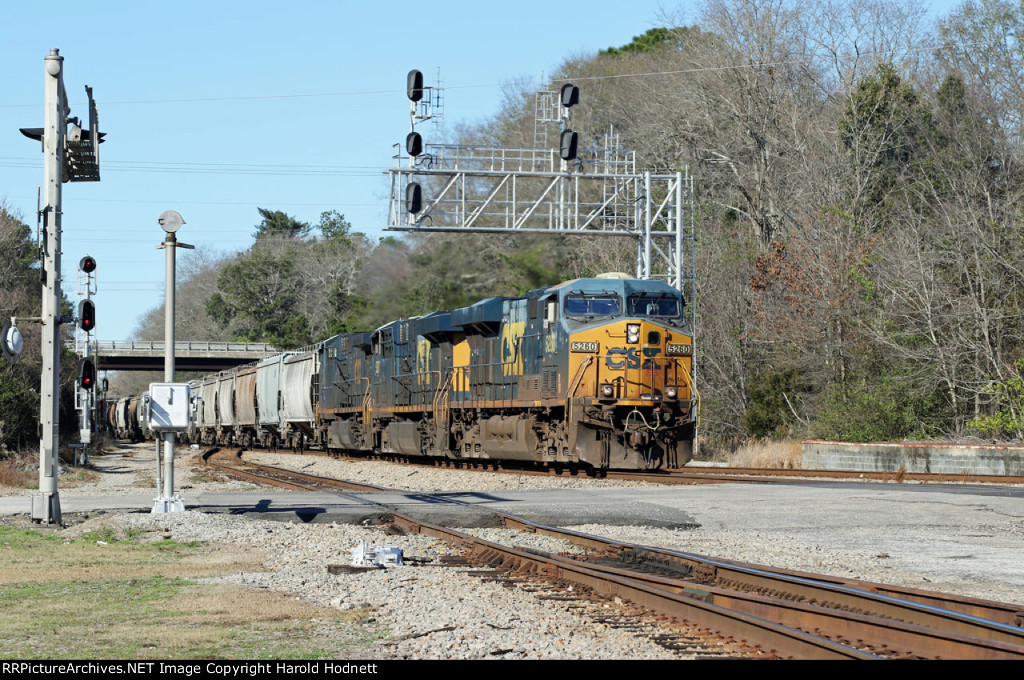 CSX 5260 leads train X583-07 across Raleigh Street